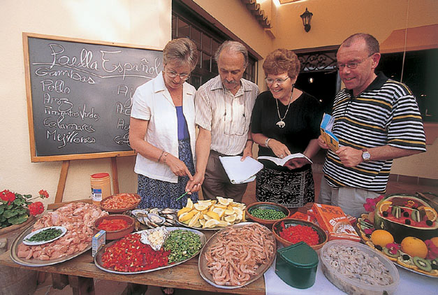 50+-studenter lagar paella i Málaga