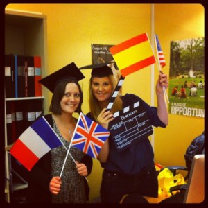 Jag och Stina testar rekvisitan till fototävlingen.