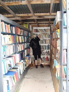 Inne i en av alla Honesty Bookshops.