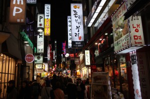 Seoul i mörkret.