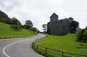 Vi gjorde många spännande utflykter. Här är vi i Liechtenstein.