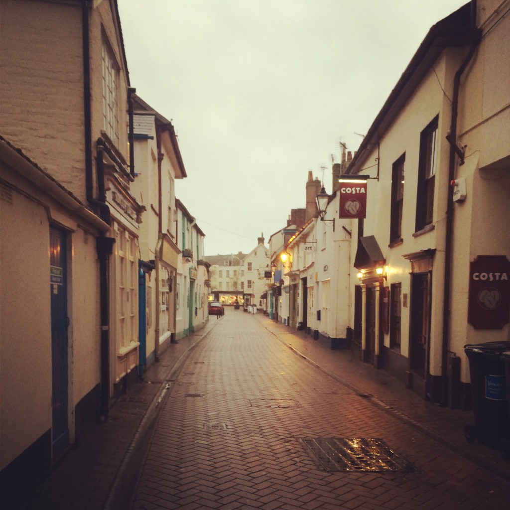 En regnig dag i Sidmouth håller sig de flesta inomhus.