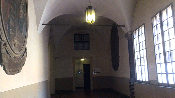 Entrén till skolan i Bologna.