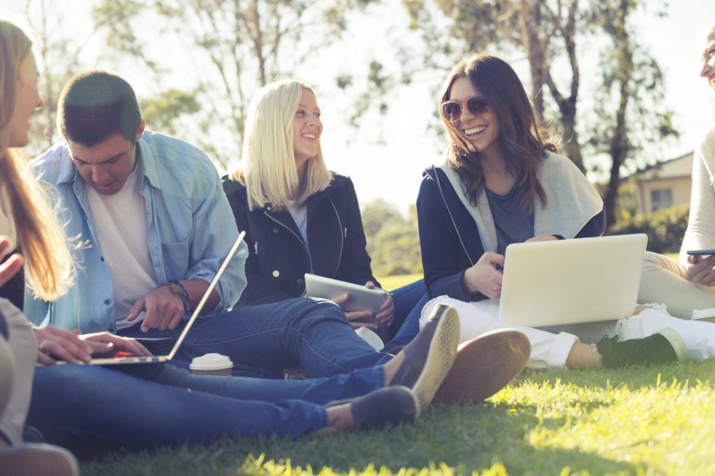 Studenter utomlands på gräsmatta