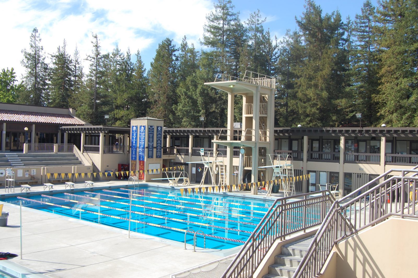 Simbassängen på Foothill Colleges campusområde.