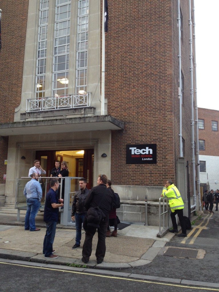 Utanför Tech Music Schools nya byggnad i Fulham (västra London).