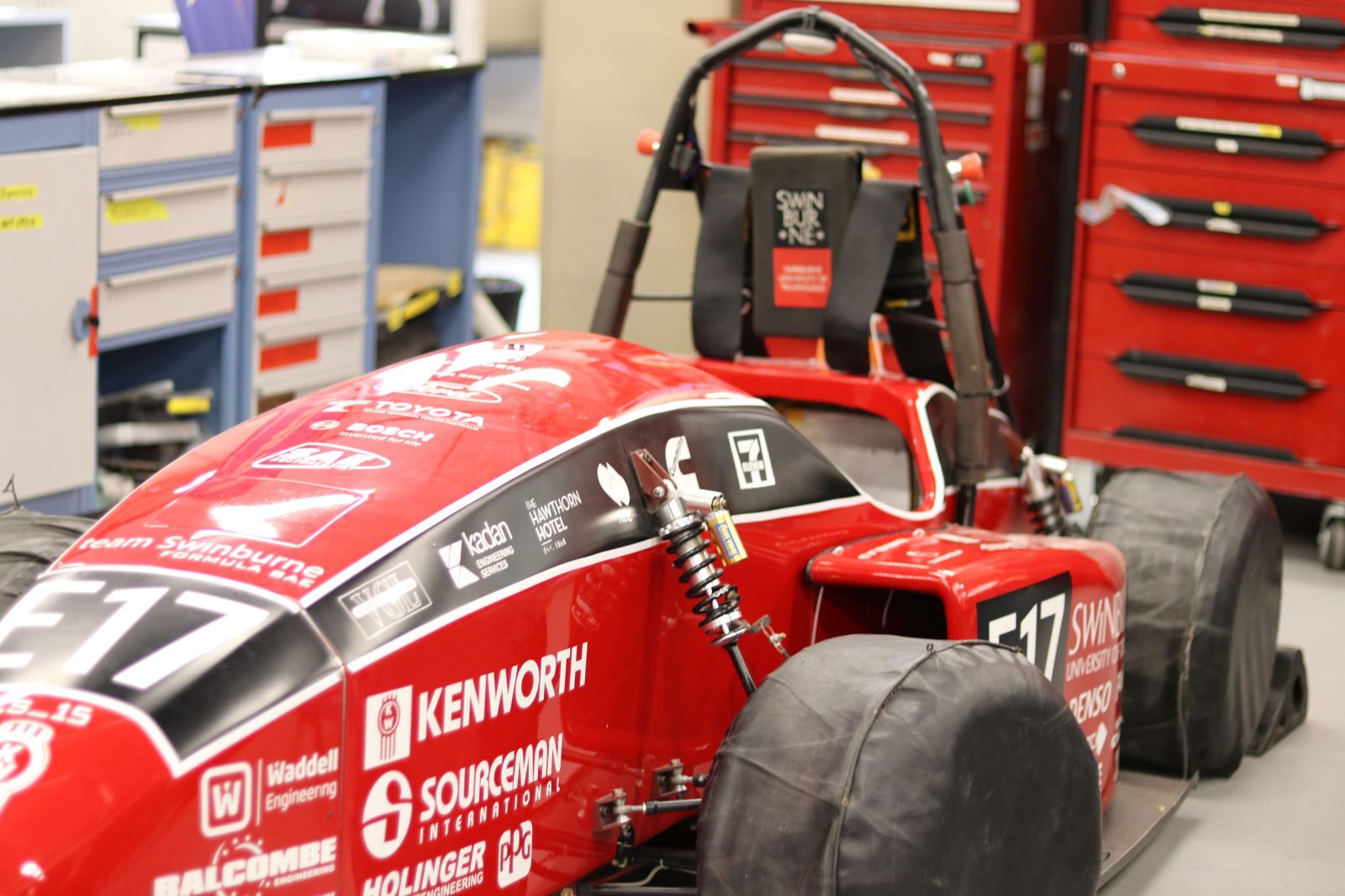 studera utomlands på swinburne university of technology, australien, melbourne, F1 car, red, garage,