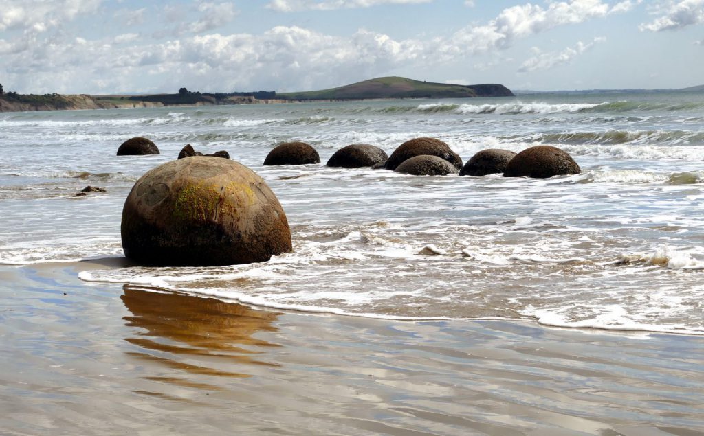 Hajk, stranden, runda stenar.