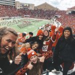 Studenter tittar på amerikansk fotboll