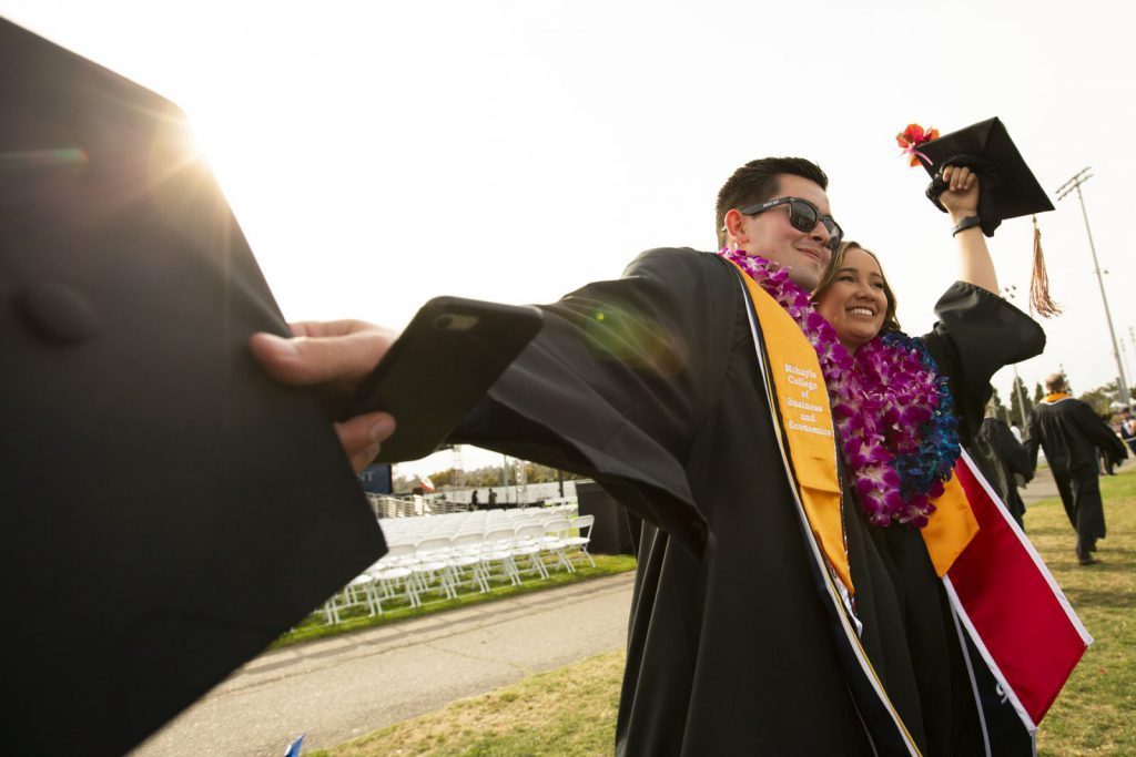 Studera på CSU Fullerton, California State University Fullerton, graduate, vänner, solsken, fira, ansök hos blueberry.nu