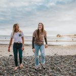 Tjejer går på strand