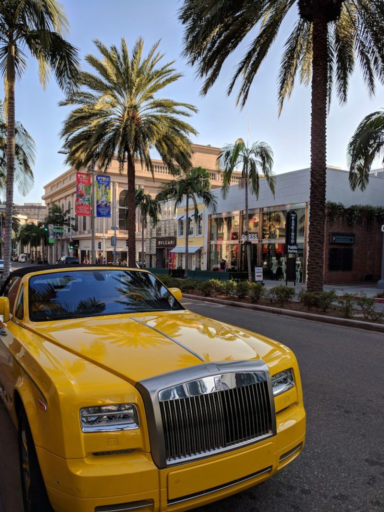 Gul bil parkerad på Rodeo Drive