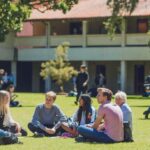 Studenter umgår på campus, UWA
