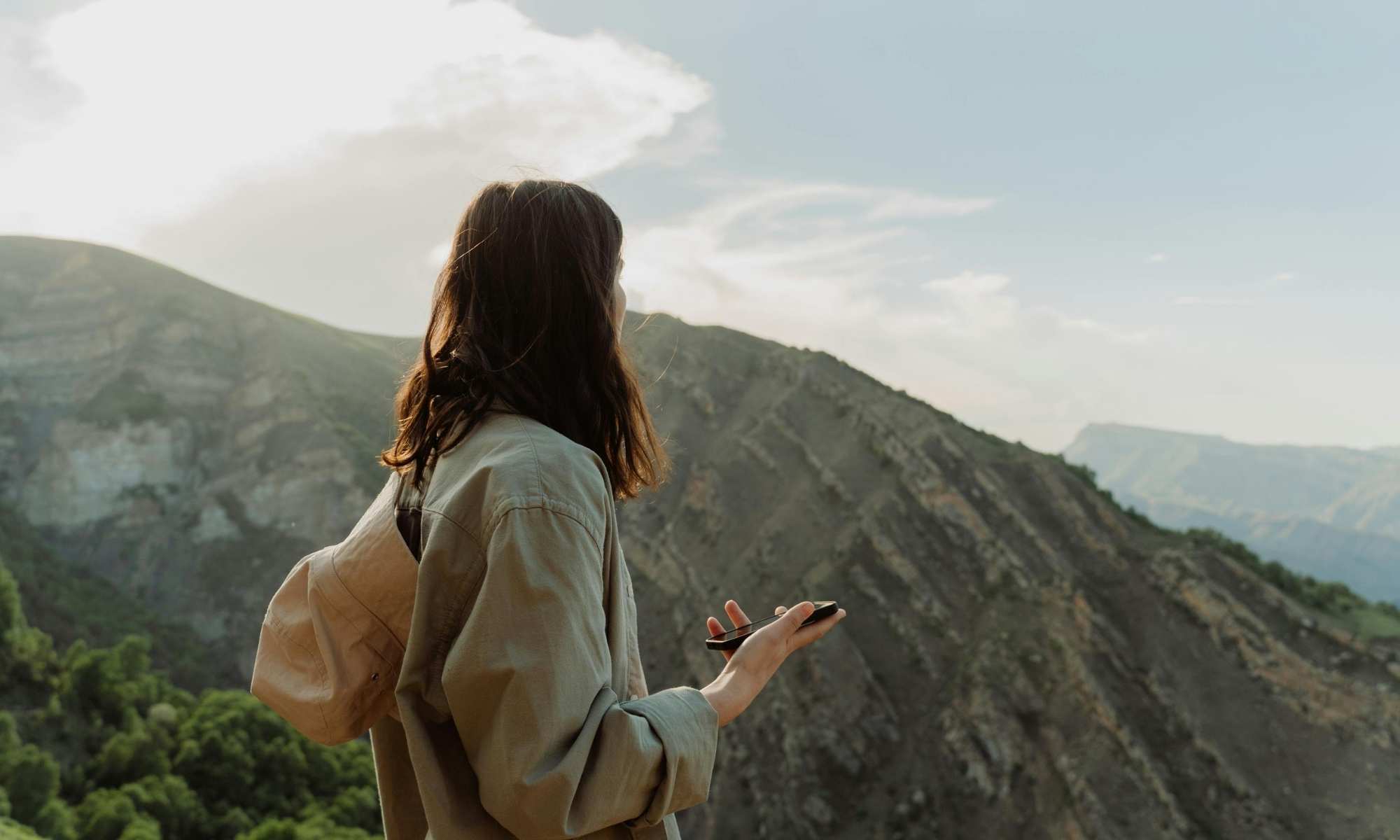 Tjej på ett berg som kollar på utsikten