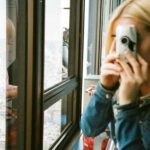 tjej som tar kort från eiffeltornet