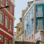 en röd och en blå byggnad i lissabon