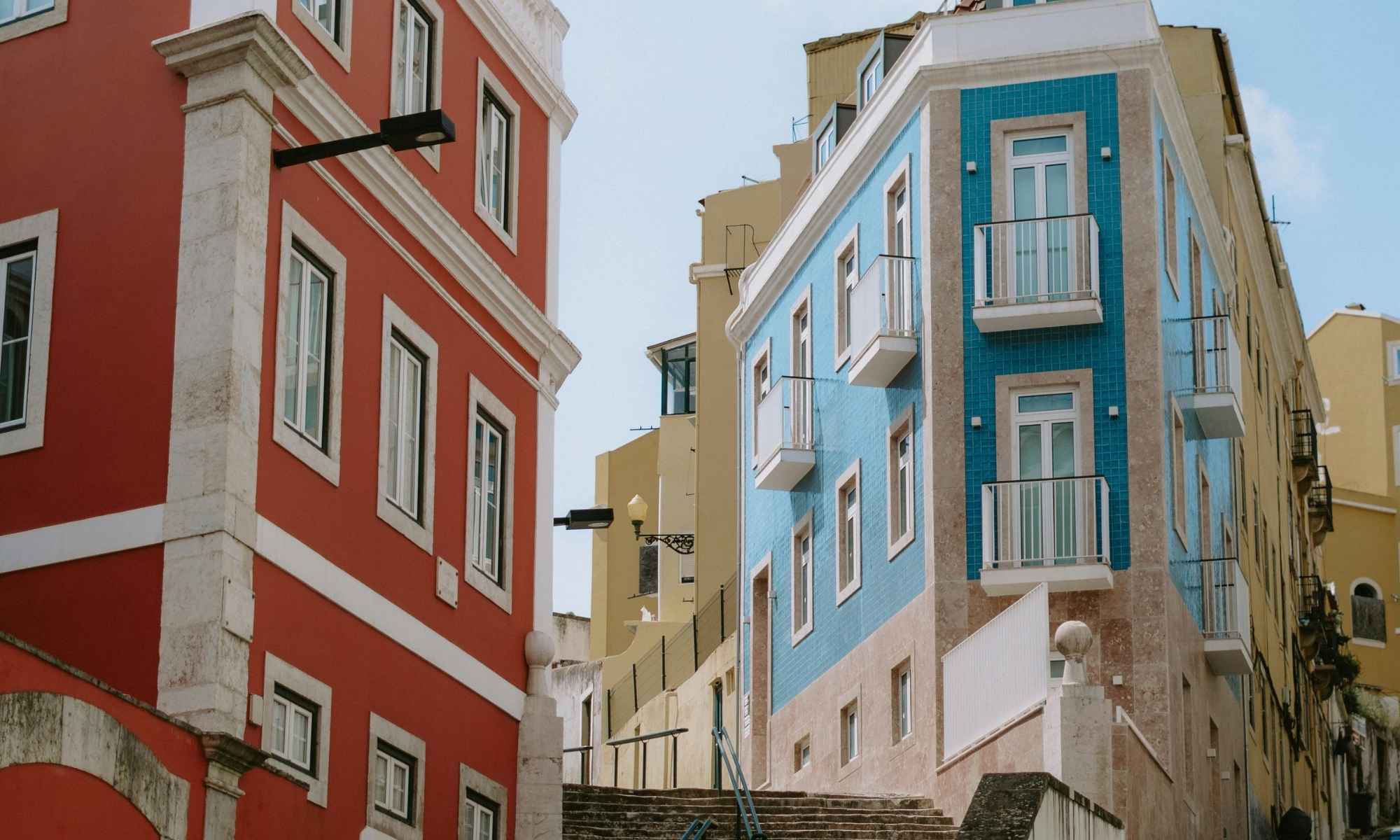 en röd och en blå byggnad i lissabon