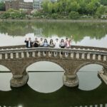 Studenter på bro, Konkuk University campus