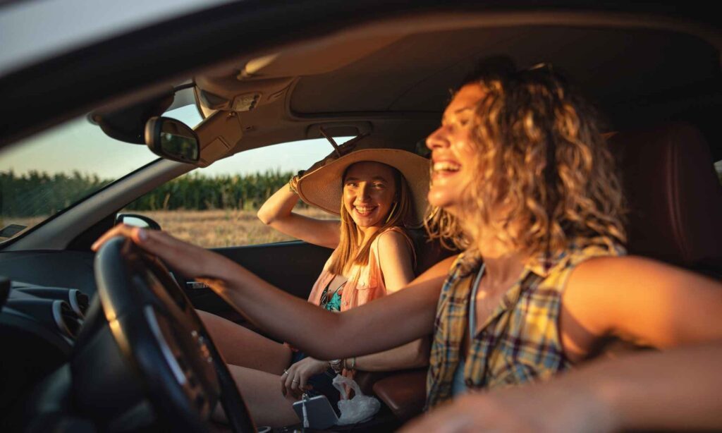 två glada tjejer på roadtrip