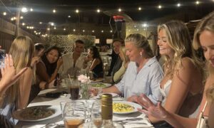 vänner på restaurang