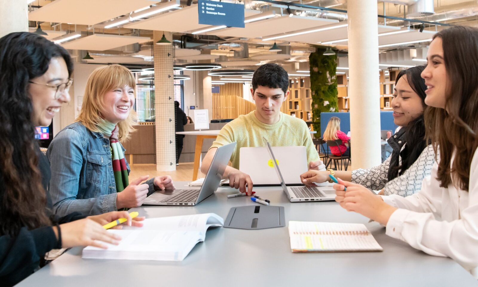 studenter som pluggar