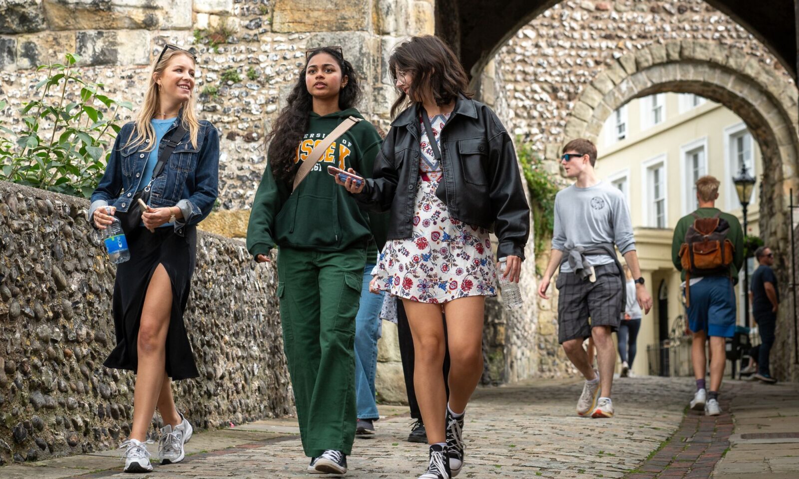 tjejer på promenad i Sussex