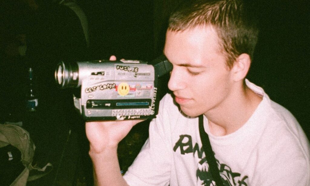 kille med analog kamera